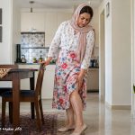 فرد ایرانی با واریس پا که هنگام ایستادن دچار درد و سنگینی پا شده است